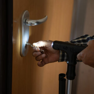 Uitschuifbare wandelstok met ledverlichting, alarm en mechanisch handvat Hannde InnovaGoods